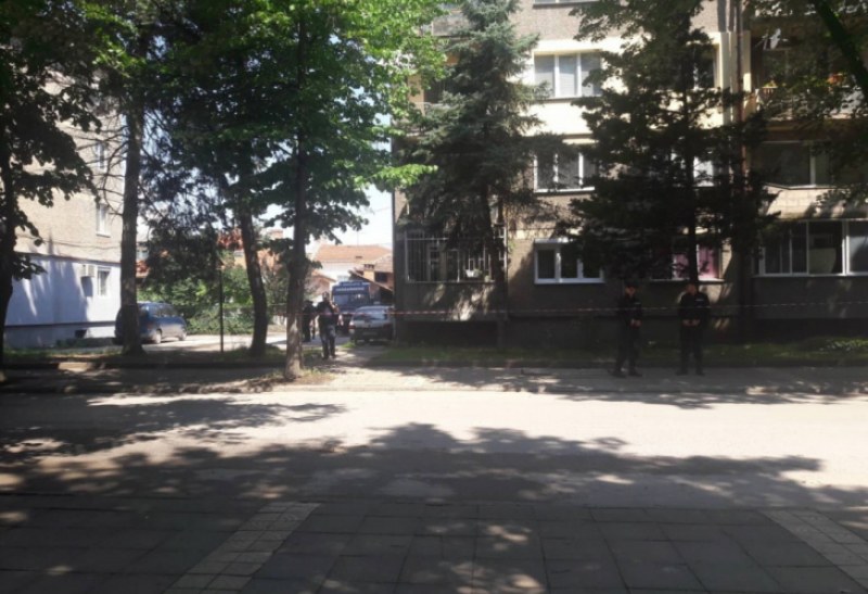 Евакуираха блок в Ботевград, жената на убиеца на Пелов живеела там СНИМКИ