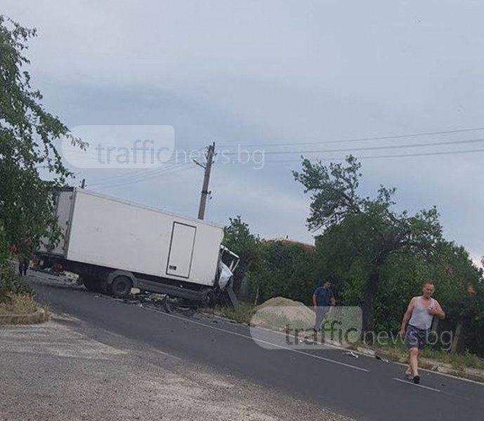 Камион и бус се удариха челно на главния път Пловдив - Карлово! Шосето е блокирано СНИМКИ