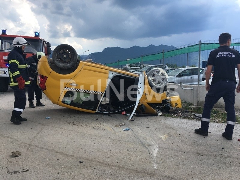 Такси се е обърнало и се е влачило над 10 метра по таван, шофьорът загина СНИМКИ