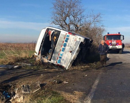 Автобус с румънци се заби в дърво