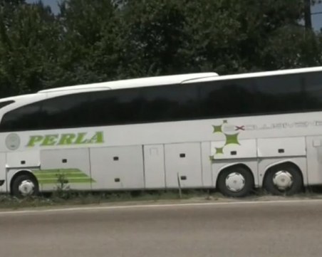 Автобус с туристи катастрофира, има ранени ВИДЕО