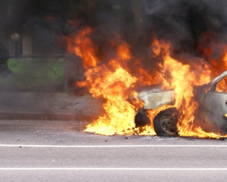 Автомобил гори на магистрала Тракия! Движението е ограничено