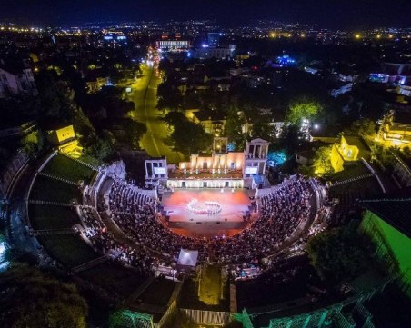 Народна музика огласи Античния театър! Танцьори изправиха публиката на крака СНИМКИ