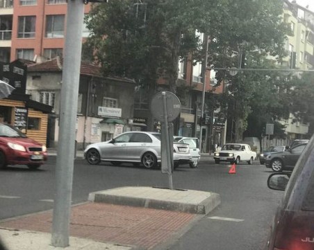 Рено се натресе в мерцедес на пловдивско кръстовище СНИМКИ