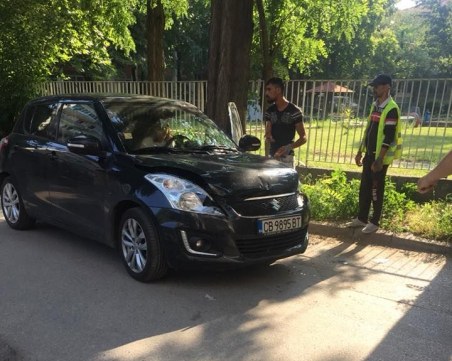 Сметосъбиращ камион отнесе на заден ход кола в Пловдив