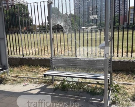 Стъкла стърчат от спирка в Пловдив! Хората чакат автобуси на метри от заслона СНИМКИ