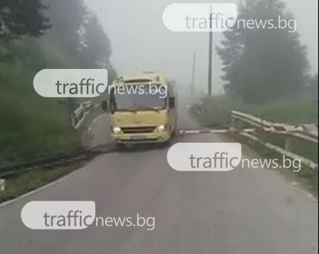 Училищен автобус мина жп прелез при пусната бариера ВИДЕО