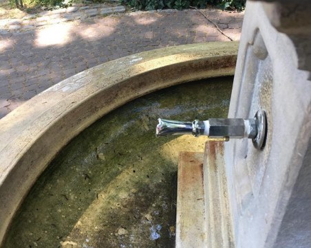 За пореден път! Вандали потрошиха чешмичките в Цар Симеоновата градина СНИМКИ