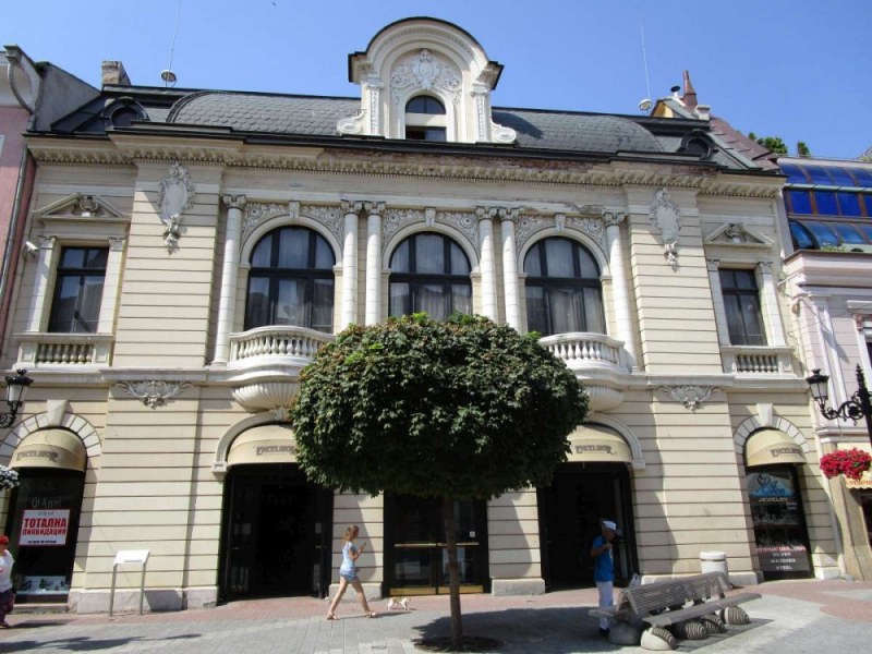 Банка разпродава диаманта на Главната в Пловдив - Екселсиор! 2 етажа търсят собственици