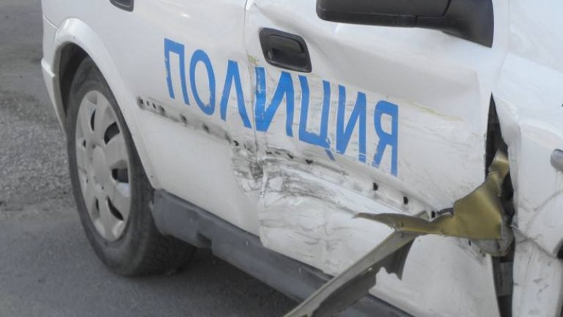 Полицейска гонка: Пиян шофьор потроши две патрулки и рани двама униформени