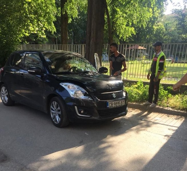 Сметосъбиращ камион отнесе на заден ход кола в Пловдив