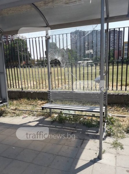 Стъкла стърчат от спирка в Пловдив! Хората чакат автобуси на метри от заслона СНИМКИ
