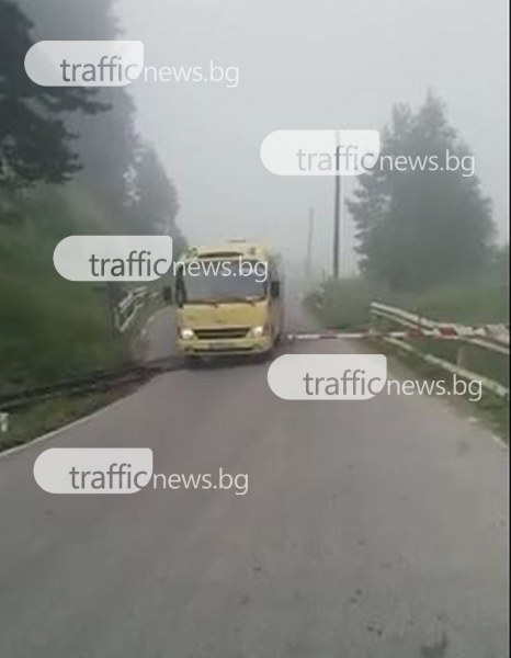 Училищен автобус мина жп прелез при пусната бариера ВИДЕО