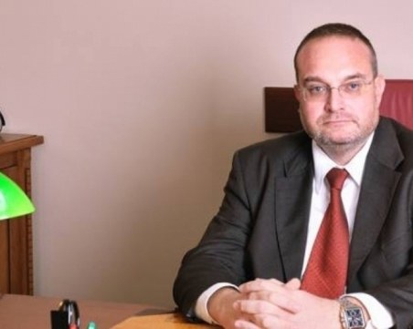 Безскрупулни адвокати  плащат на санитари, погребални агенти, катаджии за информация