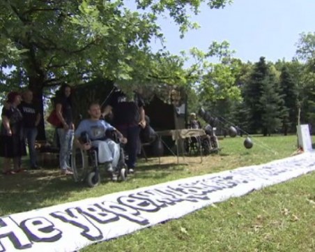 Майки на деца с увреждания протестират 7 дни, само четирима депутати отидоха при тях