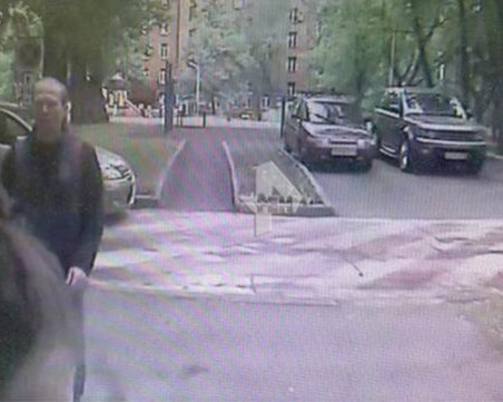 Мъж намушка 11-годишно момиче в корема, лекари се борят за живота й