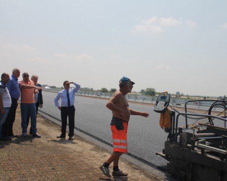 Областният управител и шефът на полицията инспектираха ремонта на АМ 