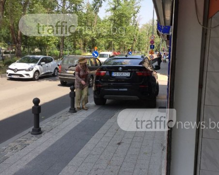 Пешеходците на улицата, джипът на тротоара! Вижте как се заобикаля нарушител ВИДЕО