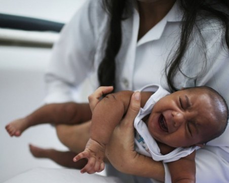 Новородено оживя, след като го погребаха 7 часа преди това под земята