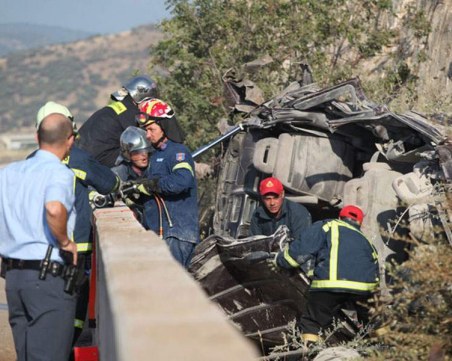 Шест души загинаха при тежка катастрофа в Гърция, сред тях и три деца