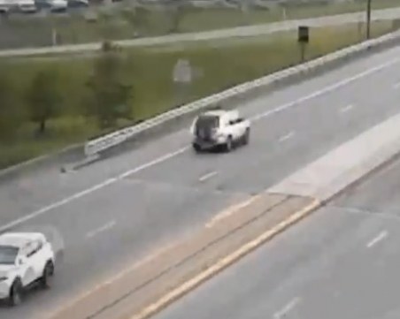 Шофьор кара на заден по магистрала, за да избегне трафика ВИДЕО