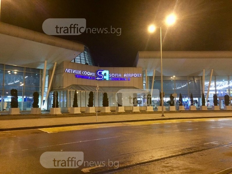 Самолет кацна аварийно на летище София, пътничка се почувствала много зле