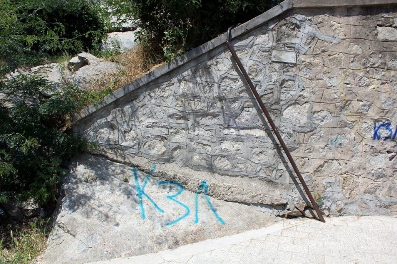Вандали не спират да шарят Дановия хълм с грозни надписи СНИМКИ