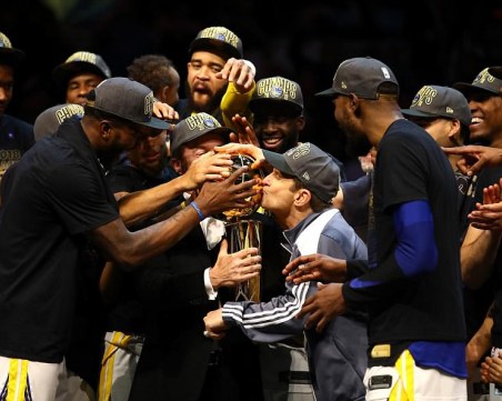 Голдън Стейт разби Кливланд и грабна титлата в НБА ВИДЕО