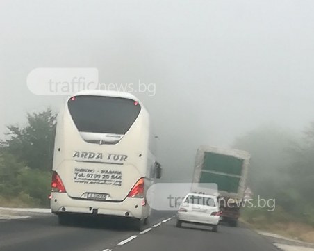 Междуградски автобус шпори с висока скорост, засича коли наред СНИМКИ