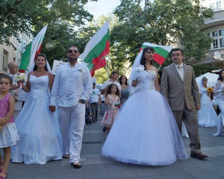 Поход за семейството днес в Пловдив! Булки и младоженци тръгват по центъра