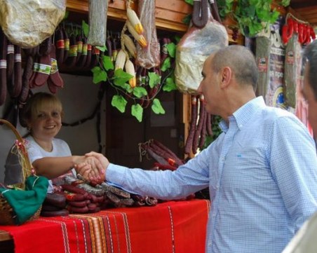 Цветан Цветанов се весели на празника на суджука, похвали го СНИМКИ