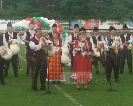 Валя Балканска и 40 каба гайди запяха в чест на Краси Чомаков СНИМКИ