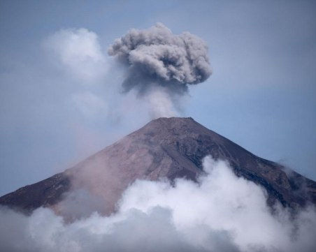 Вулканът Фуего отново изригна! Евакуираха стотици души