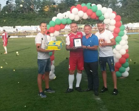 Жълто-синя торта с номер 4 за Краси Чомаков СНИМКИ