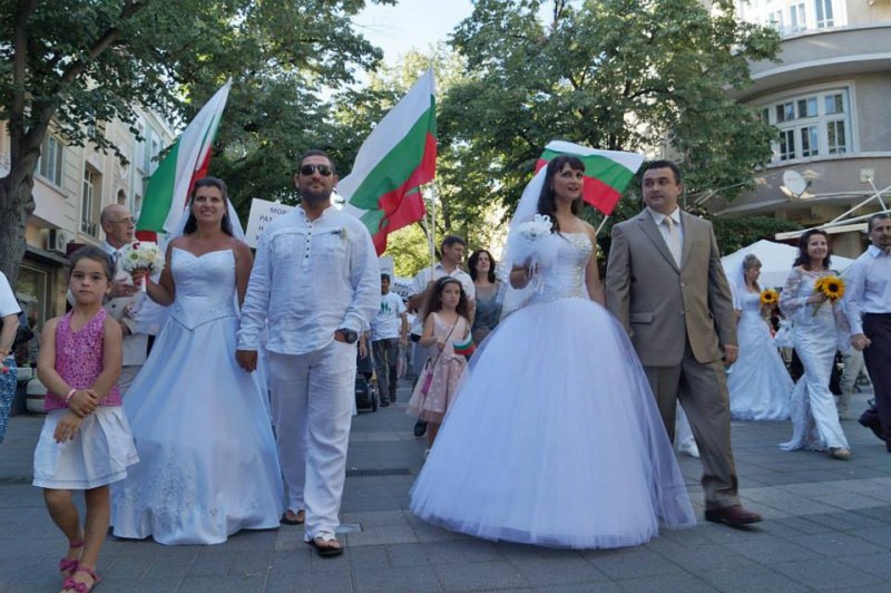 Поход за семейството днес в Пловдив! Булки и младоженци тръгват по центъра