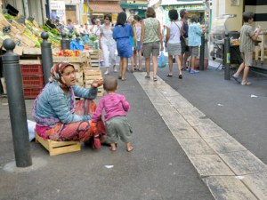 Разбиха българска мрежа за просяци във Франция