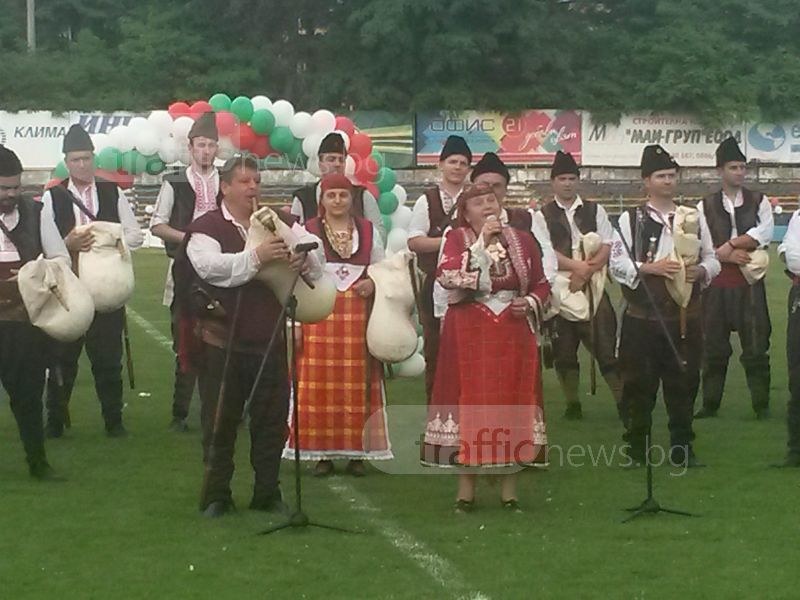 Валя Балканска и 40 каба гайди запяха в чест на Краси Чомаков СНИМКИ