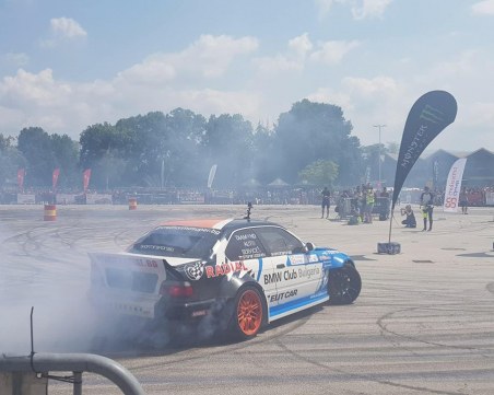 Бензинови пари и прах в невероятен дрифт на БМВ фестивала СНИМКИ и ВИДЕО
