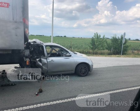 Касапница на магистралата! Камион се вряза в Нисан Микра, а джип остана без предница СНИМКИ