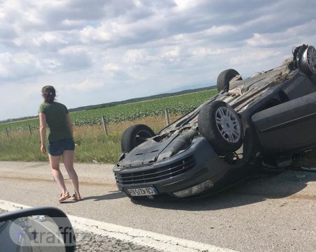 Лека кола по таван на магистралата преди Пловдив! Зверска тапа блокира движението СНИМКИ