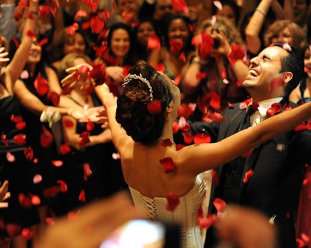 Махат сватбени клипове в нета, ако младоженците танцуват на Адел