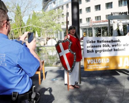 Швейцарците гласуват на референдум, който може да предизвика революция в банкирането