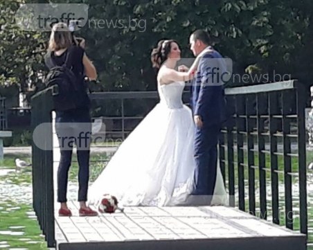 Стела и Иван събраха погледите край Пеещите фонтани СНИМКИ