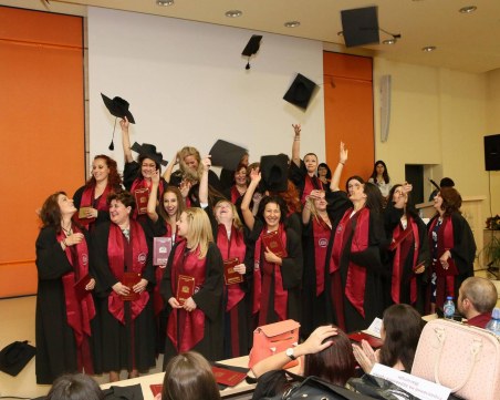 Тържествено 133 студенти взеха дипломи от МУ-Пловдив СНИМКИ