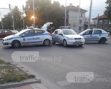 Тежка катастрофа на Цариградско! Кола по таван, три патрулки са на мястото, има ранени* ВИДЕО
