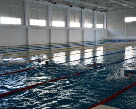 Затвориха басейн в пловдивско училище, искали пари от децата за плуване