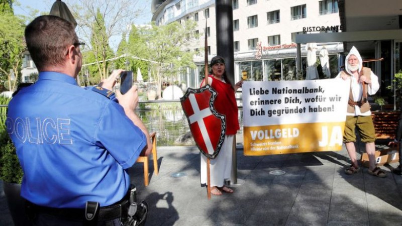 Швейцарците гласуват на референдум, който може да предизвика революция в банкирането