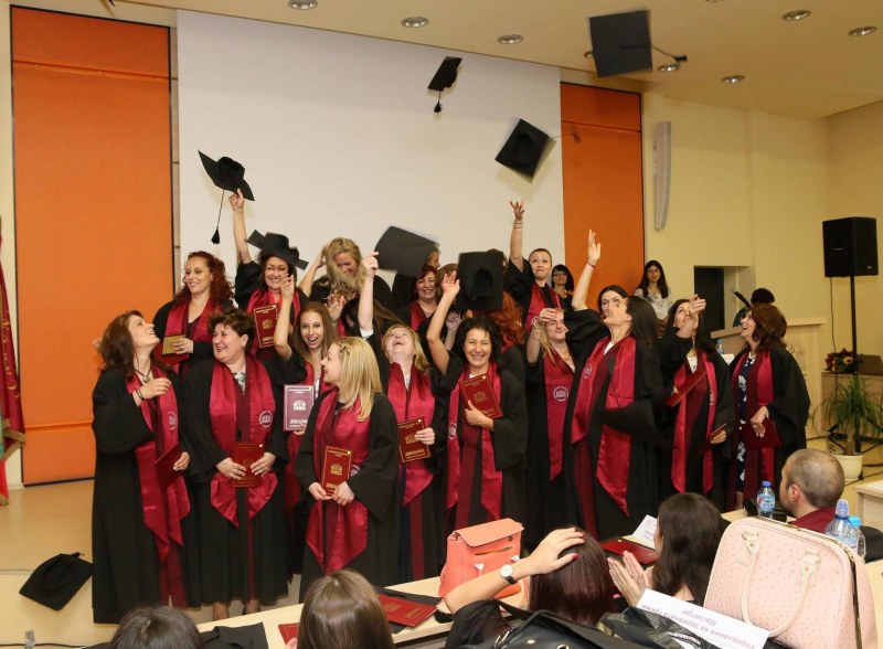 Тържествено 133 студенти взеха дипломи от МУ-Пловдив СНИМКИ