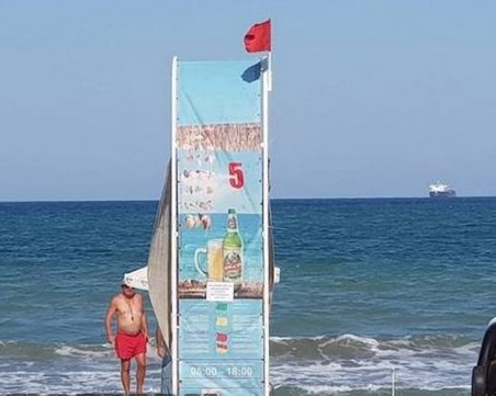 Дете се удави на Северния плаж в Бургас, друго по чудо спасено