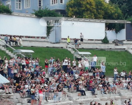 Екзалтиран фен на Имани се събу по гащи на Античния театър СНИМКИ